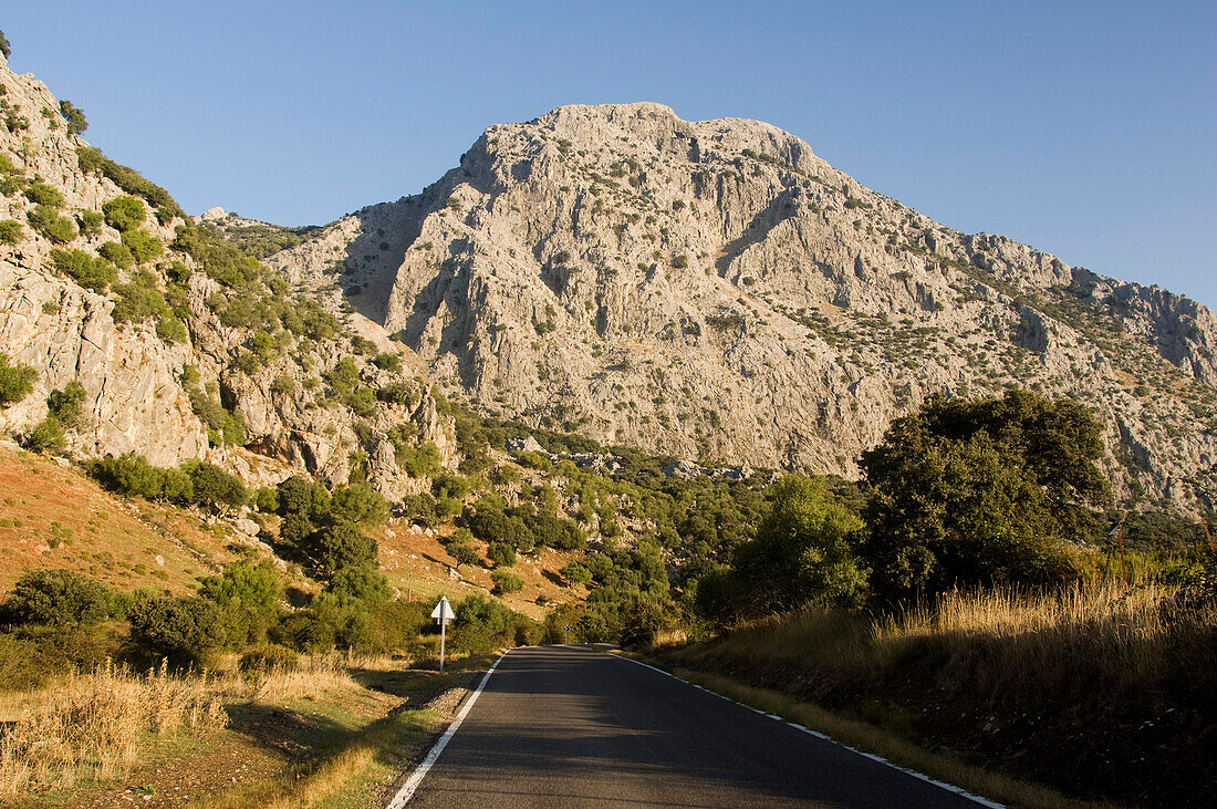 Leere Straße durch die Berge im Parque Natural De La Sierra; Andalusien, Spanien