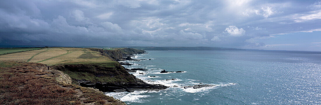 Panoramaaufnahme der zerklüfteten North Cornish Coast, Cornwall, England, UK.