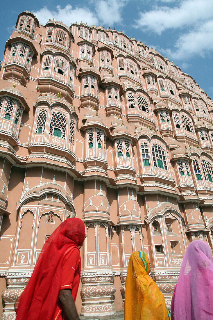 Frauen im Sari beim Passieren des Hawa Mahal Stadtpalastes, Jaipurs markantestes Wahrzeichen, Jaipur, Bundesstaat Rajasthan, Indien.ÃŠAsien.ÃŠ