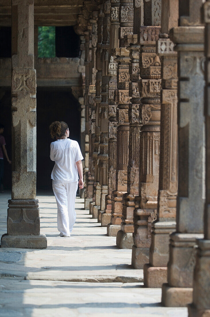 Tourist im Qutab-Komplex, der das höchste Backsteinminarett der Welt - das Minar - sowie eine Reihe indisch-islamischer Gebäude umfasst. Mit dem Bau des Komplexes wurde 1193 unter dem Befehl des ersten muslimischen Herrschers Indiens, Qutb-ud-din Aibak, begonnen.