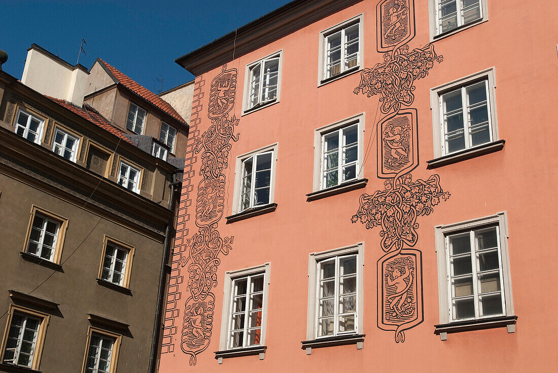 Detaillierte Fassaden von Bürgerhäusern in der zum UNESCO-Weltkulturerbe zählenden Altstadt von Warschau, Polen