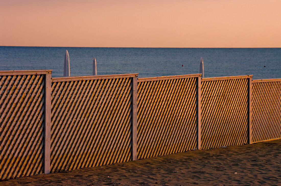 Ein Zaun am Strand am Rande des Wassers; Paestum, Kampanien, Italien