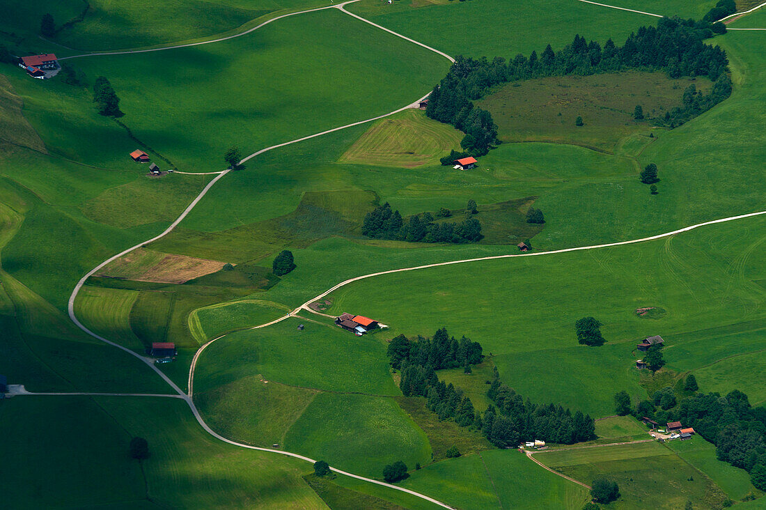 Arialansicht von üppig grünen Feldern und Häusern; Bayern, Deutschland