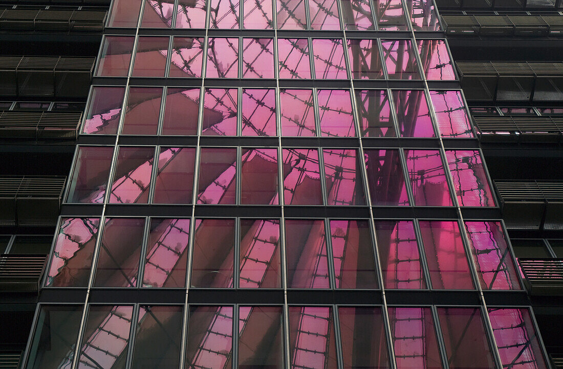 Reflexion von rosa Licht und einem anderen Gebäude in Fenstern; Berlin, Deutschland