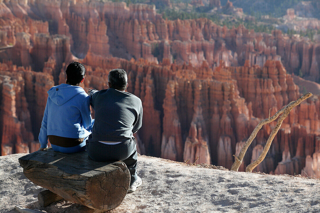 Utah. Ehepaar mittleren Alters betrachtet die Hoodoos vom Inspiration Point am Bryce Canyon. Doug Mckinlay/Axiom