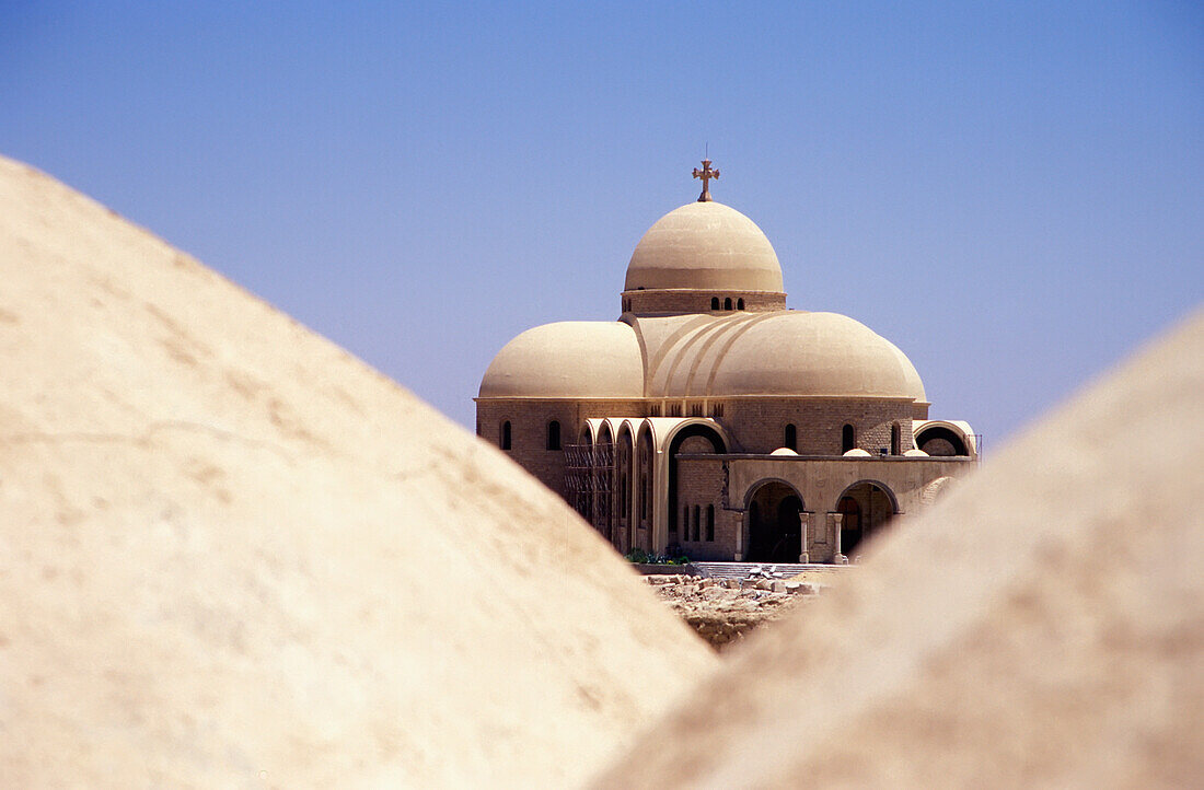Oberirdische Ansicht des St. Pauls Klosters mit Blick zwischen zwei Steinen, Rotes Meer, Ägypten; Rotes Meer, Ägypten
