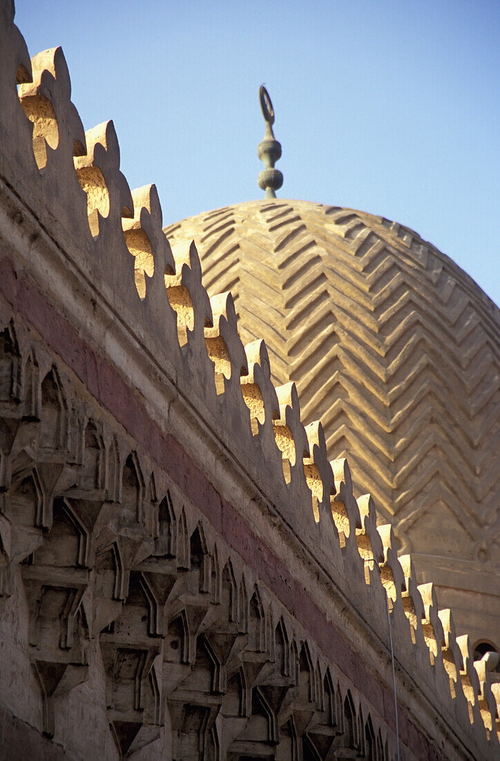 Niedriger Blickwinkel auf die Wand und die Kuppel der Al-Muayyad-Moschee, in der Nähe des Bab Zuwayla, Kairo, Ägypten; Kairo, Ägypten