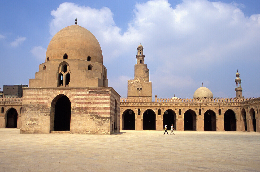 Waschräume, Minarett und Innenhof der Ibn Tulun Moschee mit Menschen im Hintergrund, Kairo, Ägypten; Kairo, Ägypten