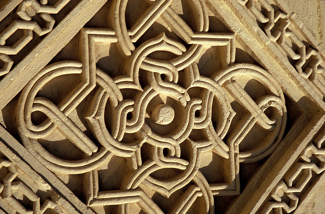 Nahaufnahme der komplizierten Eingangsdekoration, El-Hakim-Moschee, Kairo, Ägypten; Kairo, Ägypten