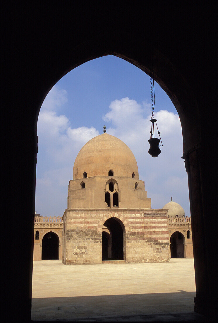 Blick auf den Waschraum und den Innenhof der Ibn Tulun Moschee durch einen Bogen, Kairo, Ägypten; Kairo, Ägypten
