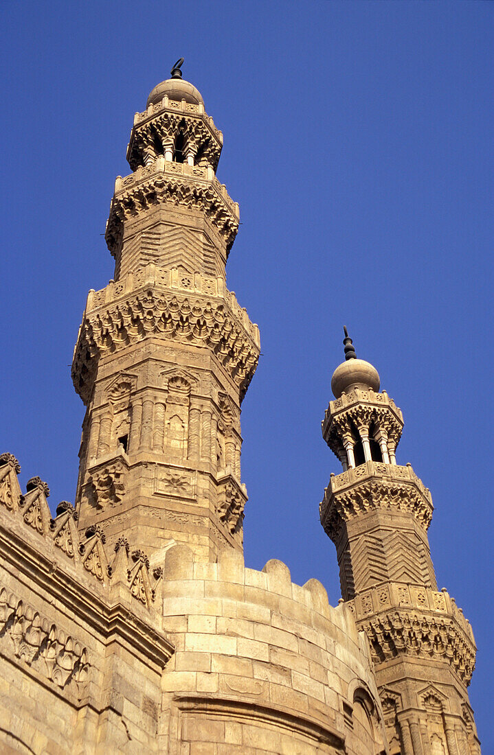 Niedriger Blickwinkel auf die Minarette oberhalb des Bab Zuwayla, Kairo, Ägypten; Kairo, Kairo, Ägypten