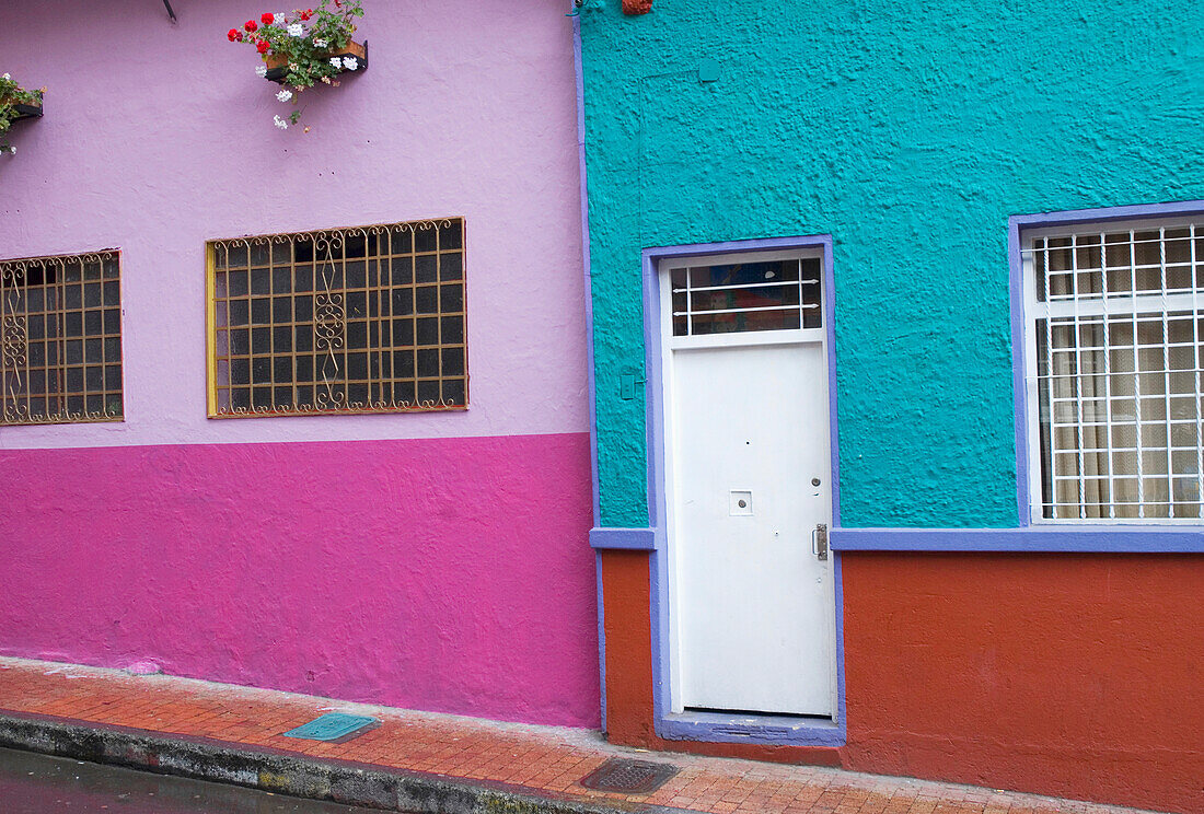 Bunte Gebäude entlang einer Straße in La Candelaria; Bogota, Kolumbien