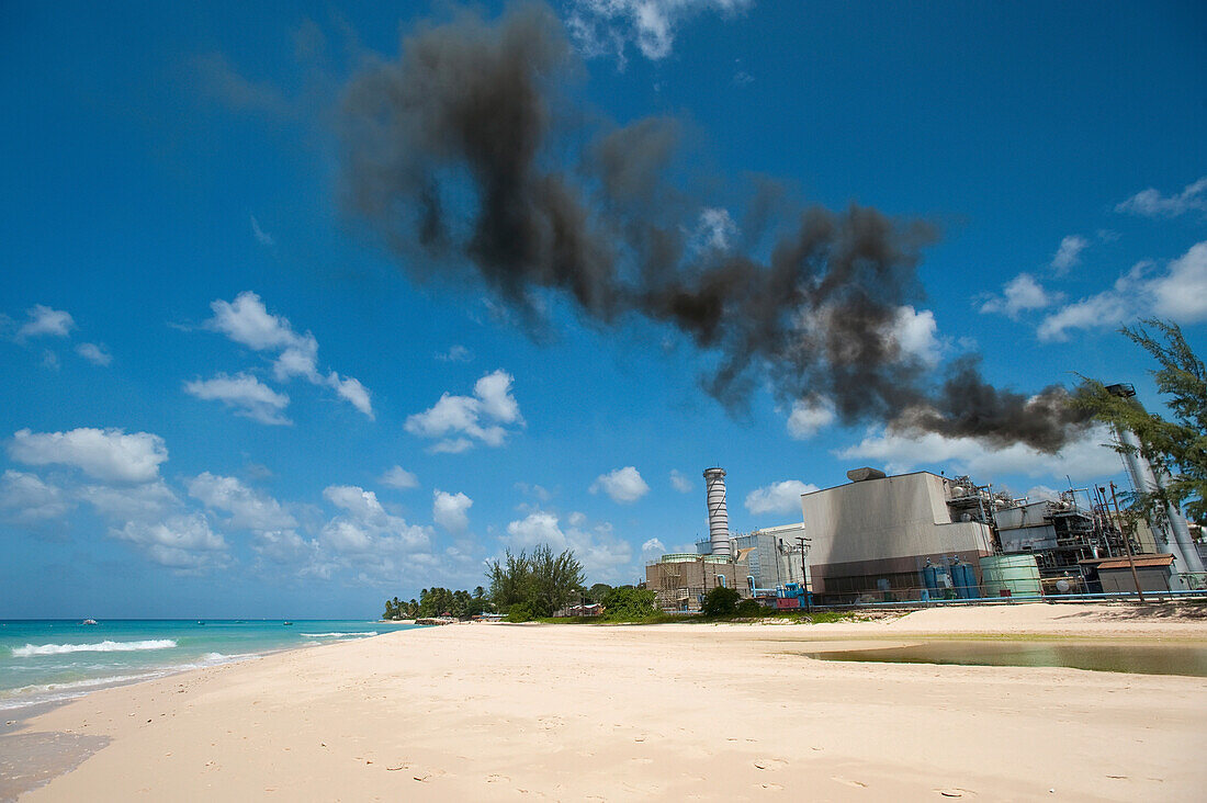 Rauch aus dem Kraftwerk neben dem Brighton Beach, Barbados; Barbados