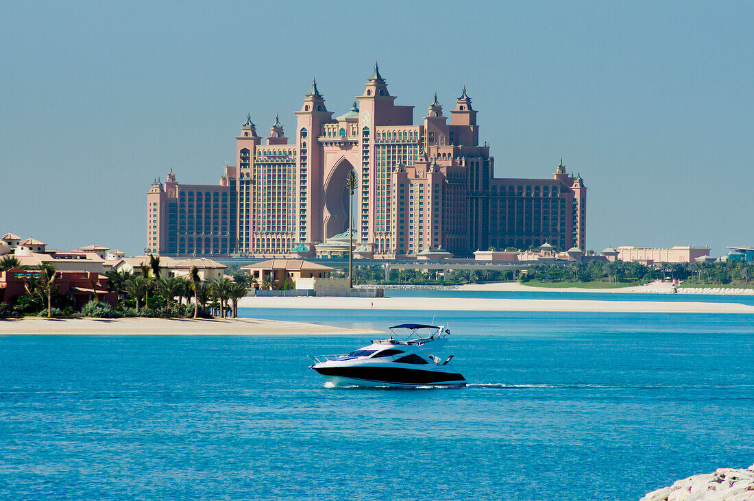 Wasserfahrzeug mit Jumeirah Palm Hotel im Hintergrund in Dubai, Uae