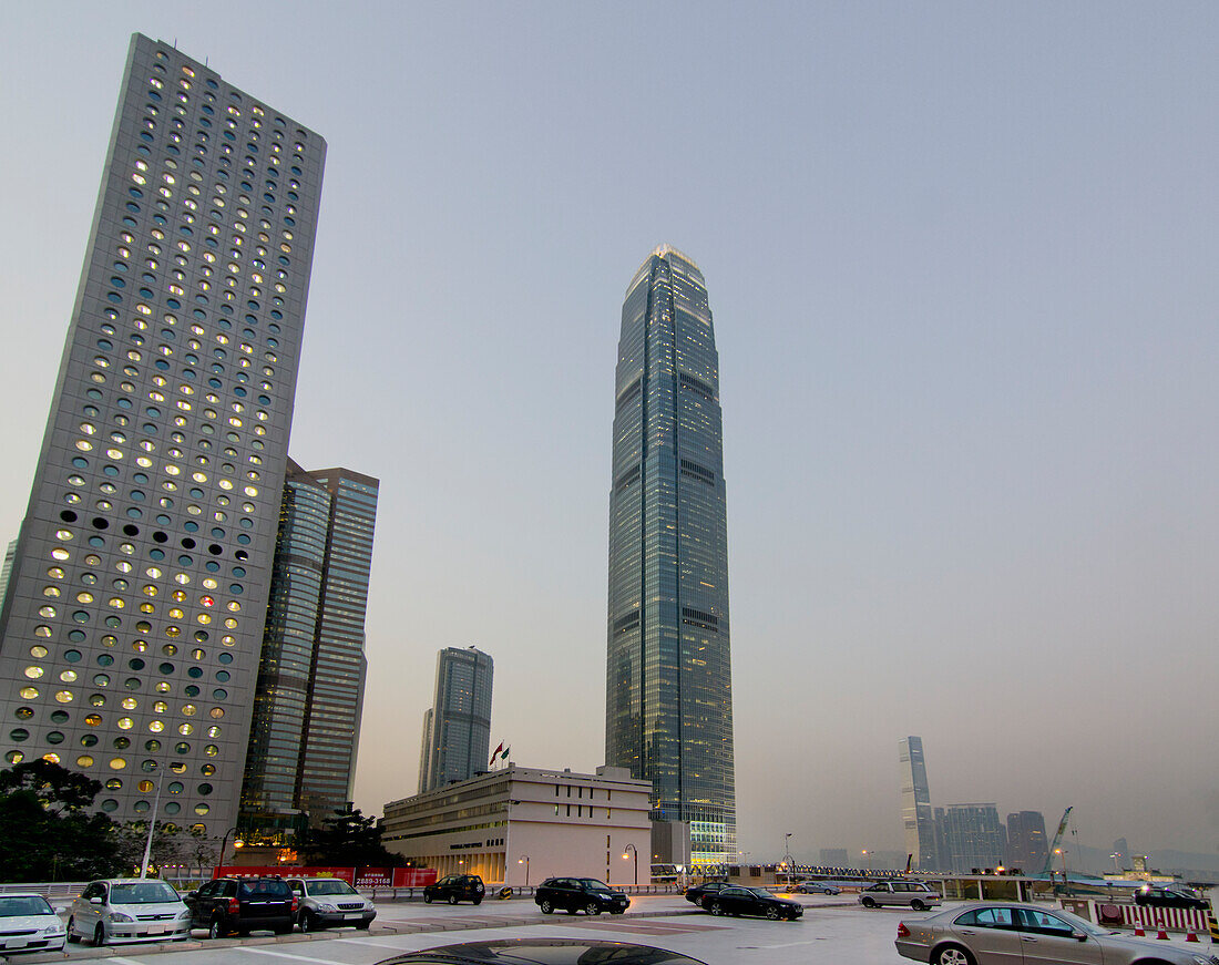 Ifc Tower in der Abenddämmerung im Zentrum, Hongkong, China
