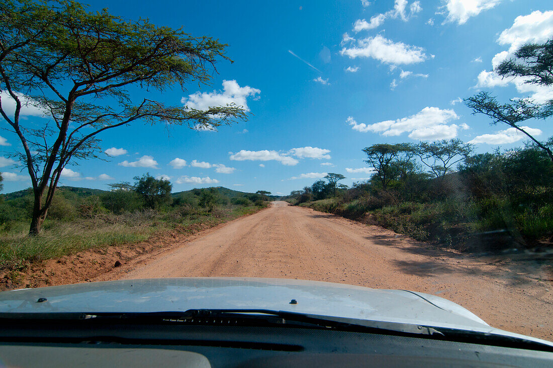 Auto auf Kilimanjaro Straße in Amboseli, Kenia