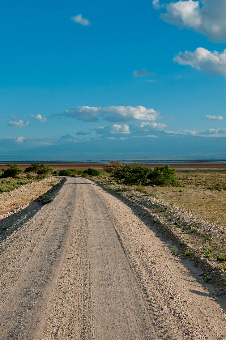 Leere Straße am Kilimandscharo in Amboseli, Kenia