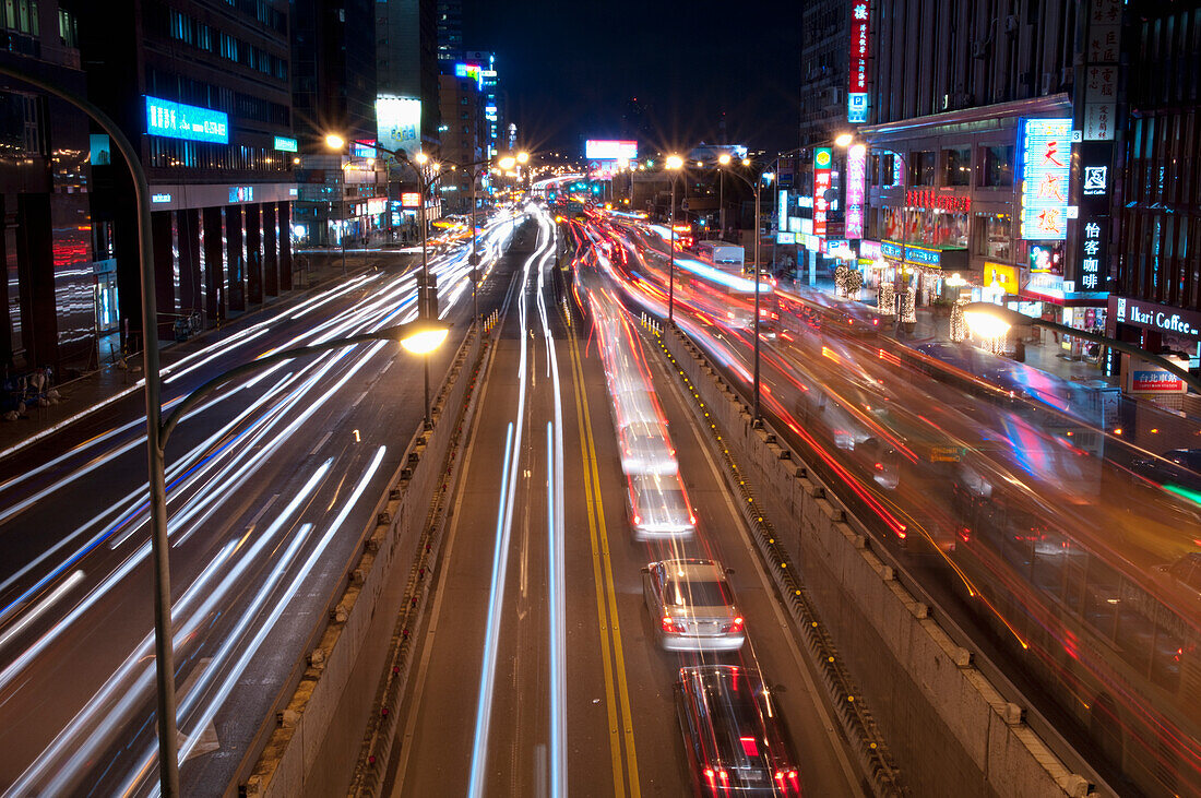 Straßenszene bei Nacht in Taipeh, Taiwan, Asien