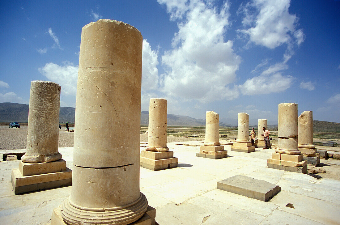 Blick auf Ruinen, Gruppe von Palast-Säulen, Pasargadae Iran; Pasargadae, Iran