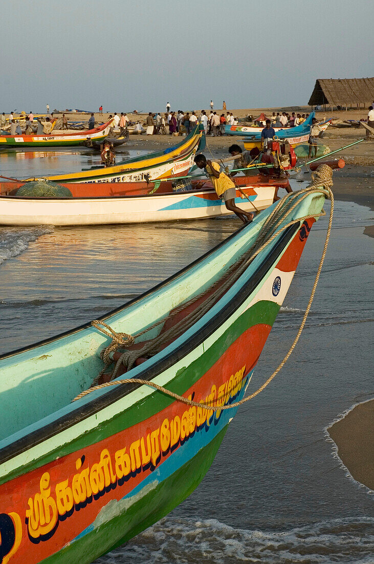 Fischerboote am Strand von Covelong, Bezirk Kanchipuram, Tamil Nadu, Indien, Fischerboote am Strand von Covelong, Bezirk Kanchipuram, Tamil Nadu, Indien (c) Sue Carpenter/Axiom.