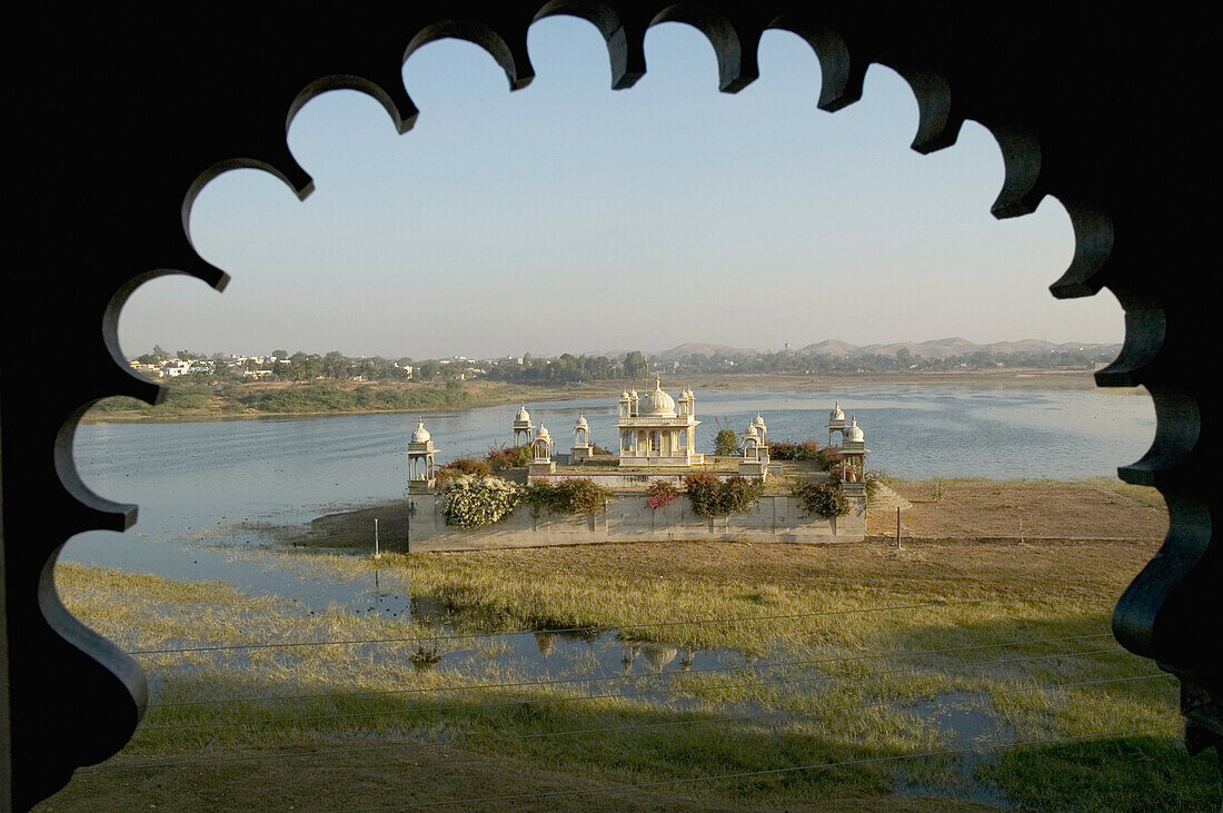 Vergnügungspalast am See von einem Bogen im Udai Bilas Palace Hotel aus gesehen, Dungarpur, Rajasthan, Indien, Dungarpur, Rajasthan, Indien.