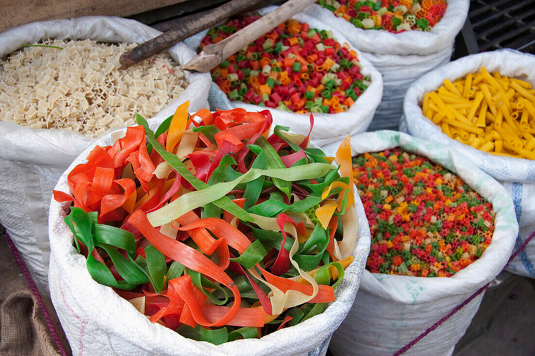 Lebensmittel in Säcken zum Verkauf auf dem Markt; Bhavnagar, Gujarat, Indien