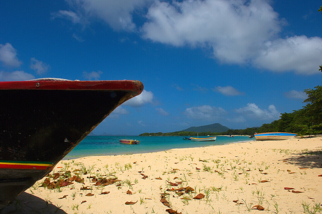 Niedriger Blickwinkel auf die Spitze eines Bootes am Strand von Paradise Beach, Carriacou Islands; Grenada, Karibik