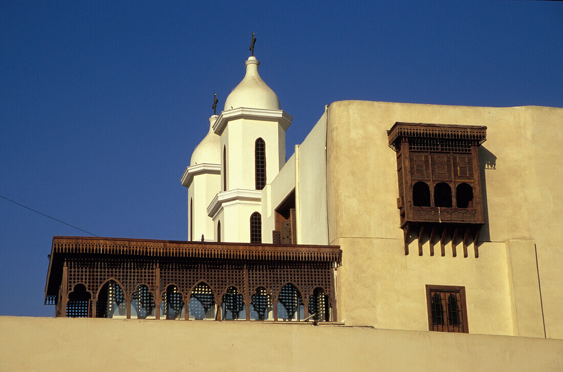 Low Angle View Of Al-Mullaqah (Hängende Kirche) Auch bekannt als Saint Virgin Mary's Coptic Orthodox Church, Alt-Kairo, Ägypten; Alt-Kairo, Ägypten