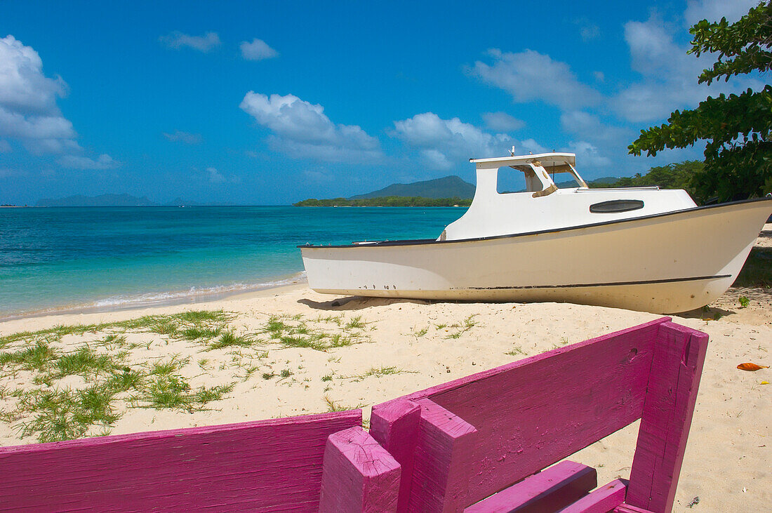 Boot an Land mit einer Bank am Paradise Beach, Carriacou Inseln; Grenada, Karibik