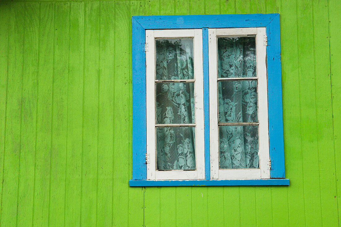 Detail eines grünen Holzhauses mit blauer Fensterverkleidung am Windward; Grenada, Karibik