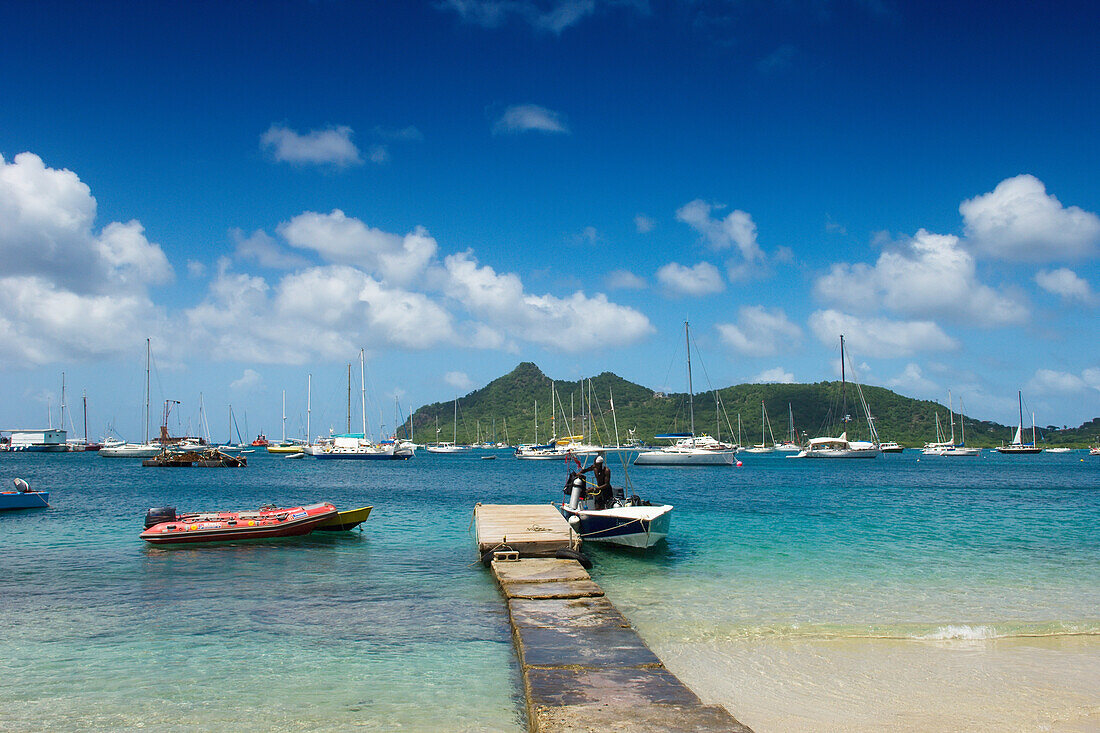 Steg mit Booten an der Tyrell Bay auf der Insel Carriacou; Grenada, Karibik