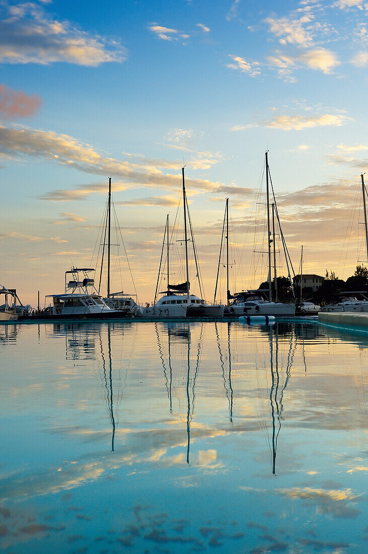 Sonnenuntergang über True Blue Bay Resort. Segelboote in den stillen Gewässern; Grenada, Karibik