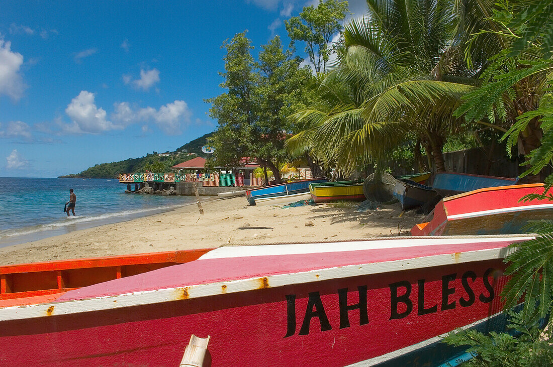 Fischerboote in der Grand Mal Bay und Restaurant mit Sonnenuntergangsblick; Grenada, Karibik