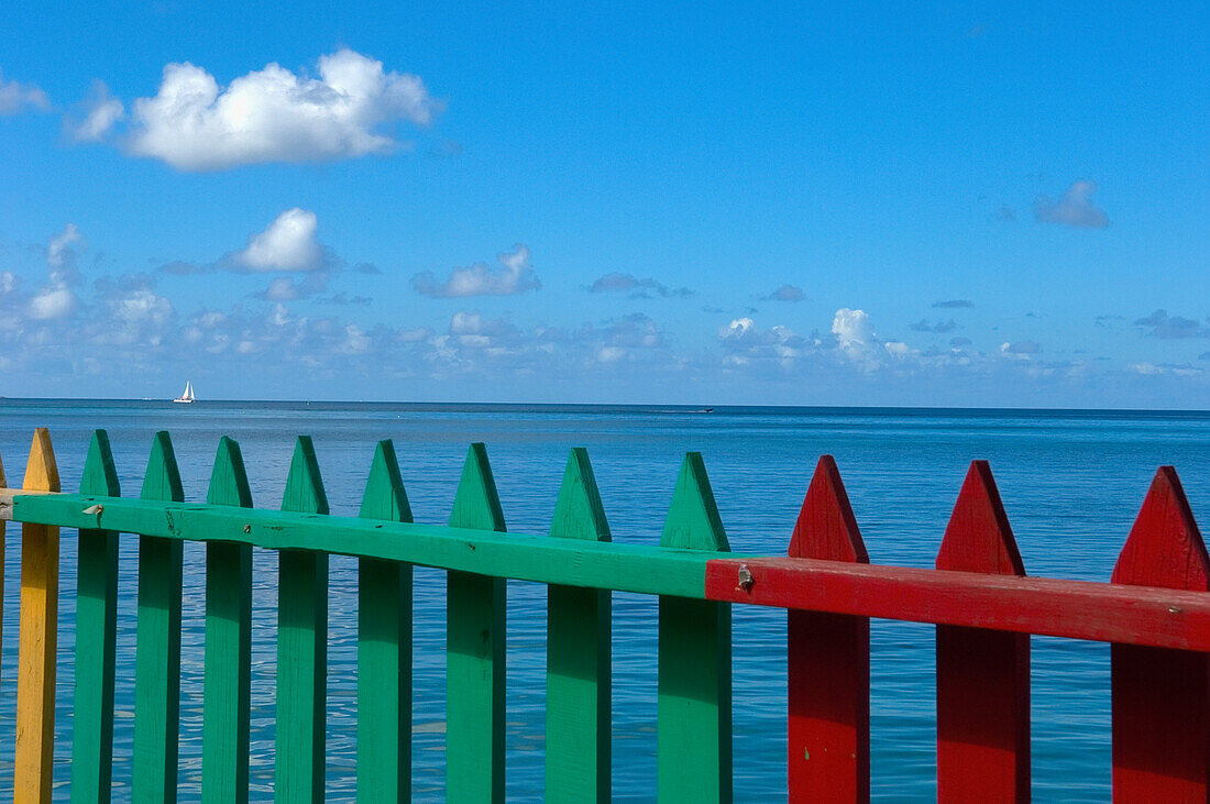 Bunter Zaun vor dem Ozean; Grenada, Karibik