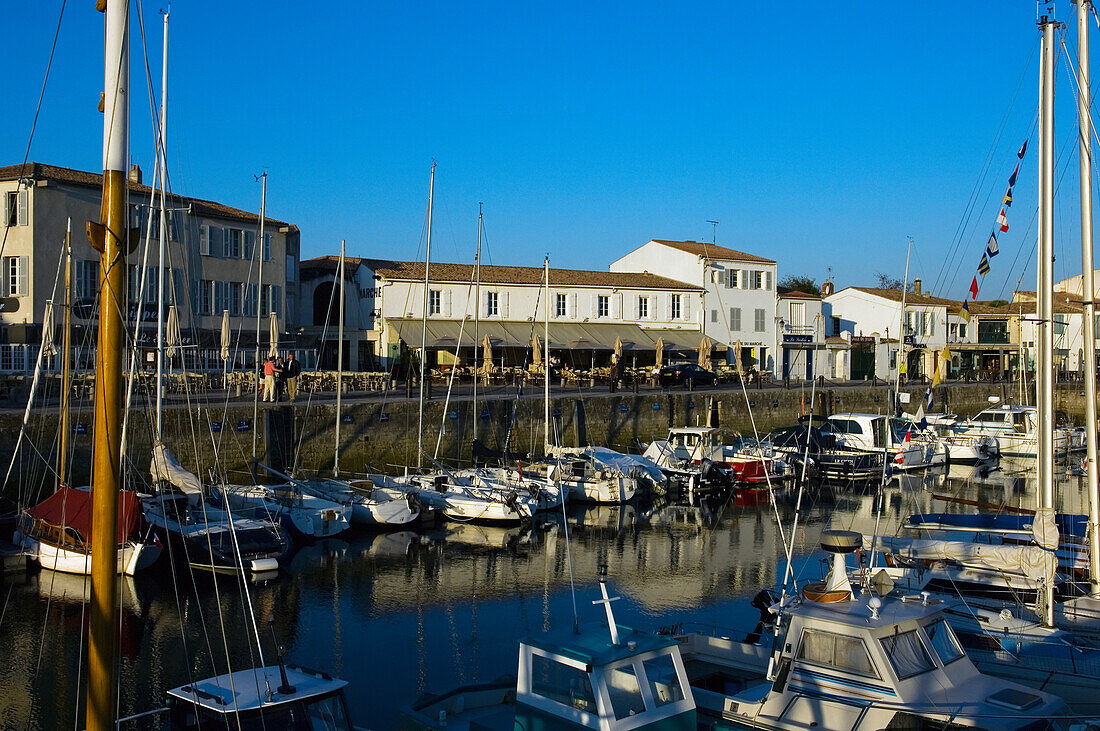 Hochformatige Ansicht von Booten im Hafen von Saint Martin De Re auf der Ile De Re; Poitou-Charentes, Frankreich