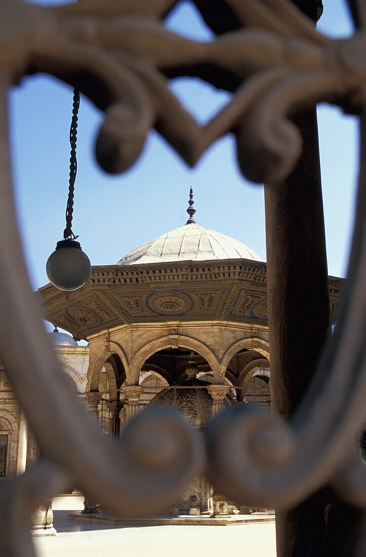 Blick durch ein Tor eines Brunnens im Hof der Muhammad Ali Moschee, Zitadelle, Kairo, Ägypten; Zitadelle, Kairo, Ägypten