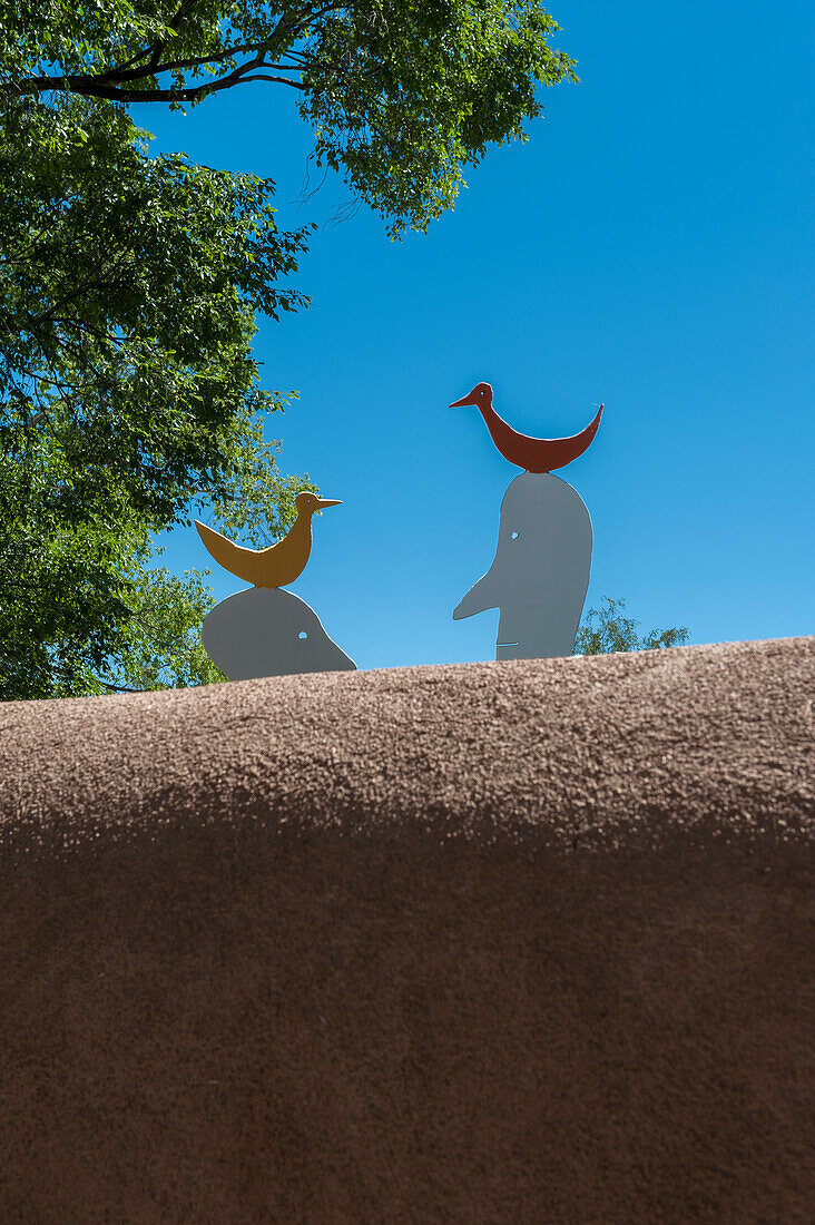 Humorvolle Skulpturen vor einer Kunstgalerie entlang der Ledoux Street in Taos, New Mexico, USA