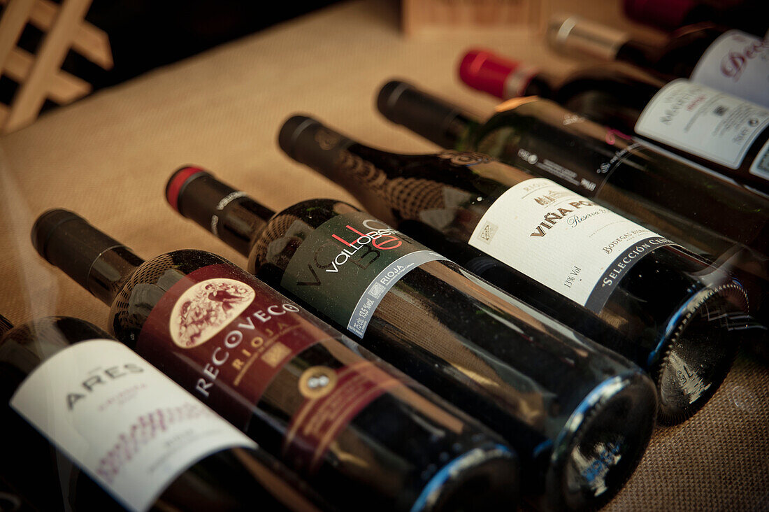 Auswahl von Rotweinen aus La Rioja, Baskenland, Spanien