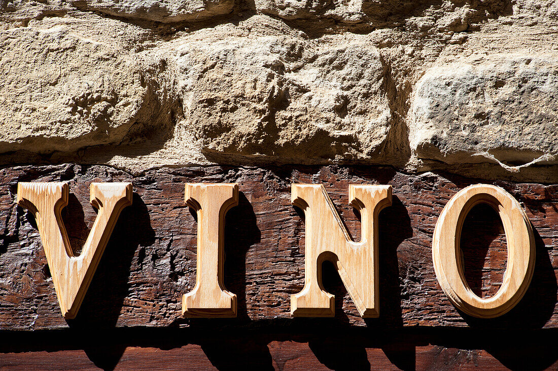 Detail eines Schildes mit der Aufschrift Wein in Spanisch, Laguardia, Baskenland, Spanien