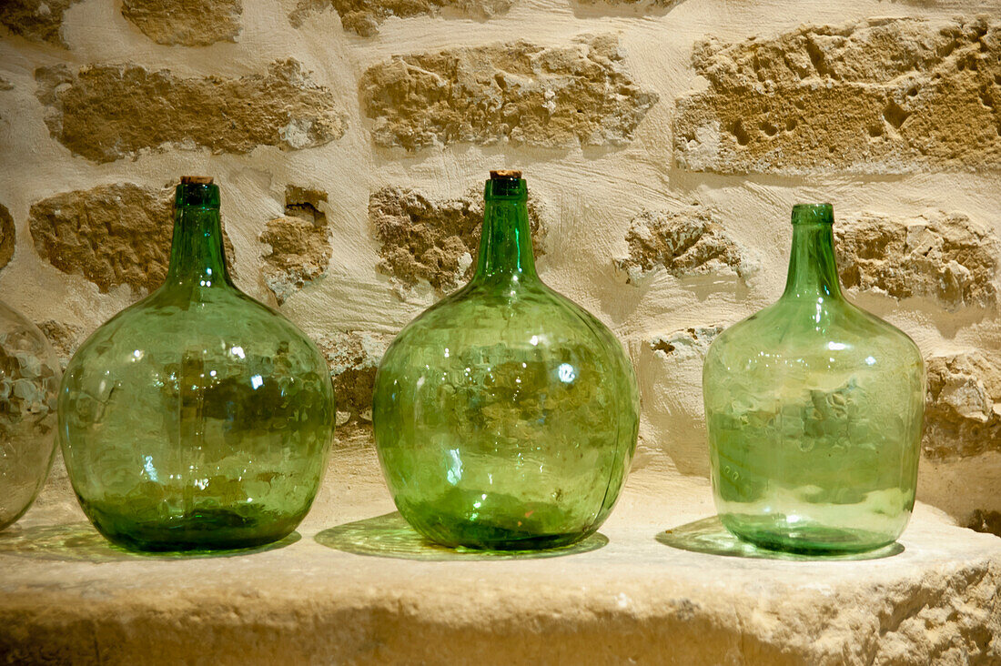Antike grüne Glasflaschen, Laguardia, Baskenland, Spanien