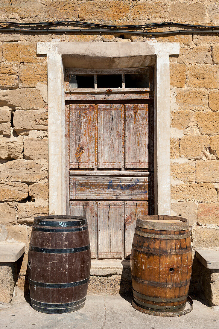 Alte Tür und Fässer, Laguardia, Baskenland, Spanien