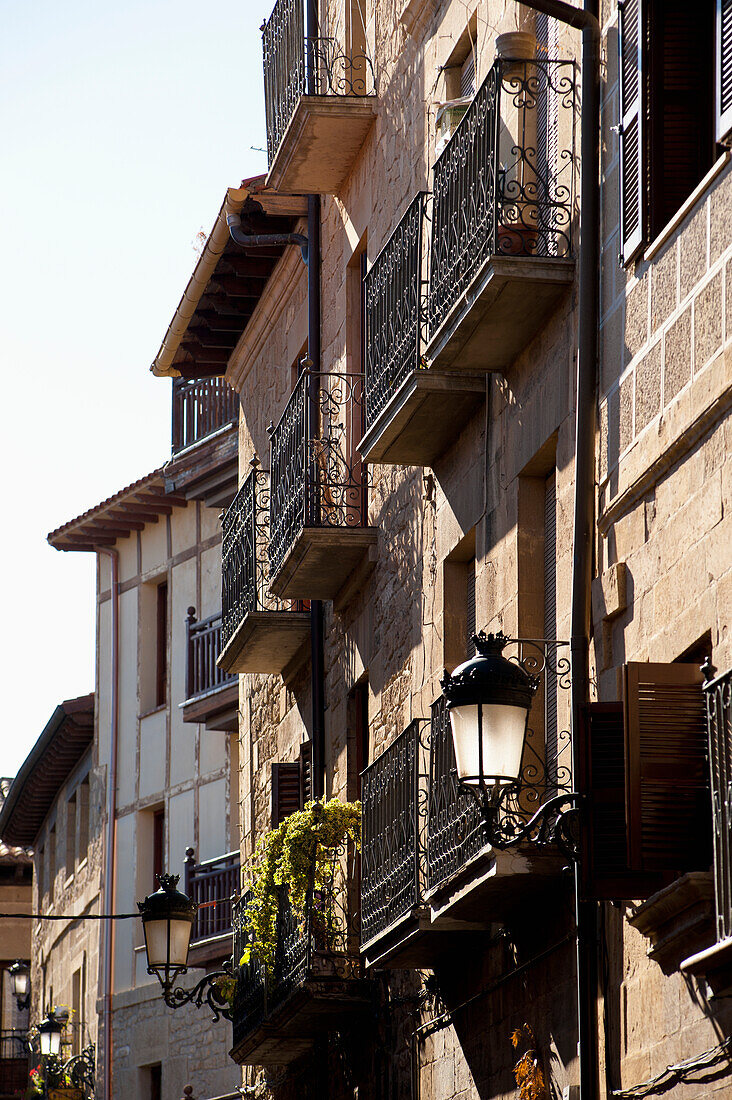 Balkone in Elciego, Baskenland, Spanien