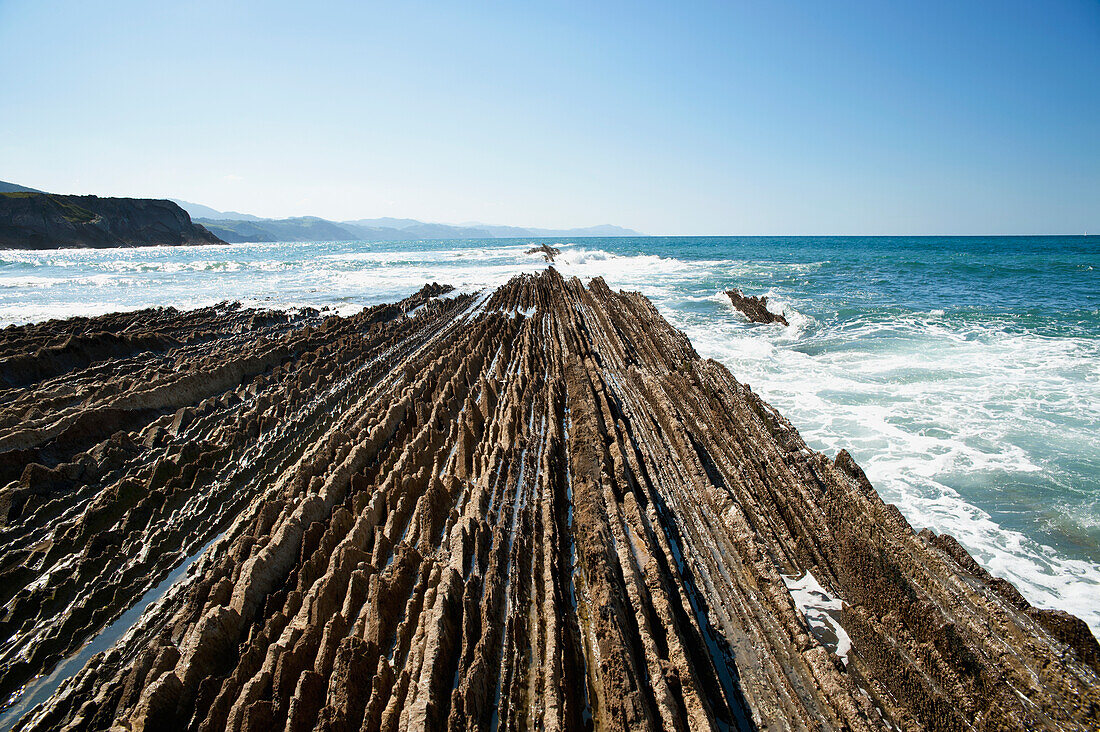 Als Flysch bekannte Sedimentgesteine am Strand von Itzurun, Zumaia, Baskenland, Spanien