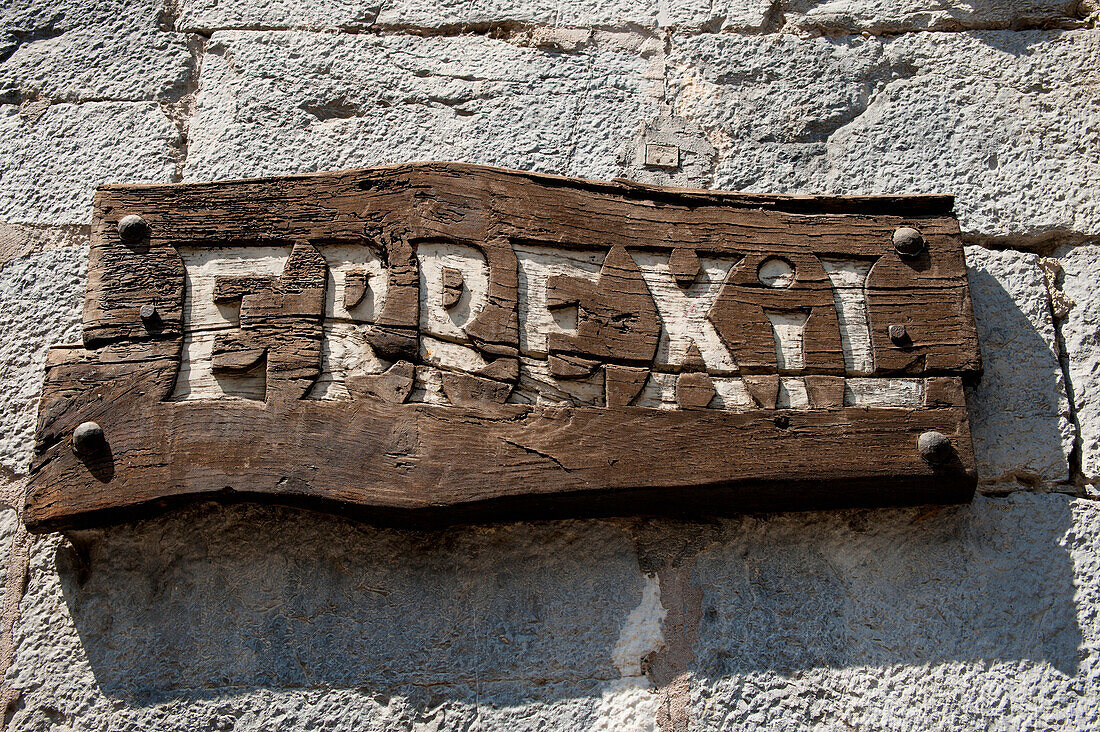 Traditionelles Barschild aus Holz, Azkoitia, Baskenland, Spanien