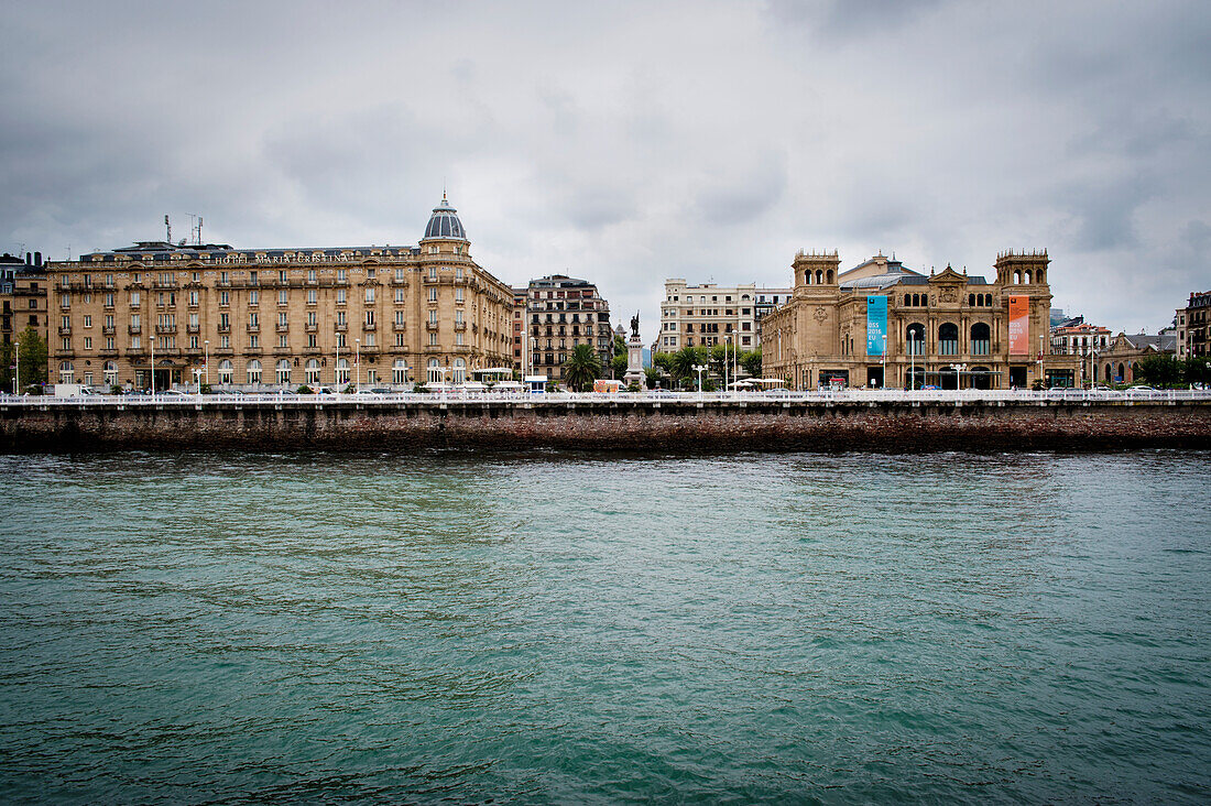 Hotel Maria Cristina und Theater Victoria Eugenia, Fluss Urumea, San Sebastian, Baskenland, Spanien