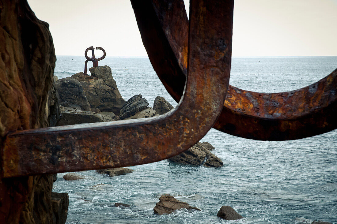 Peine Del Viento, Eduardo Chillidas Skulptur am Strand von Ondarreta, San Sebastian, Baskenland, Spanien