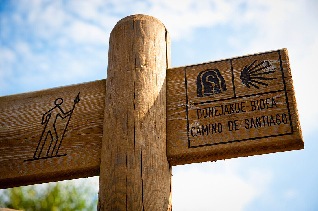 Camino De Santiago oder Jakobsweg Wegweiser auf der Straße, Baskenland, Spanien