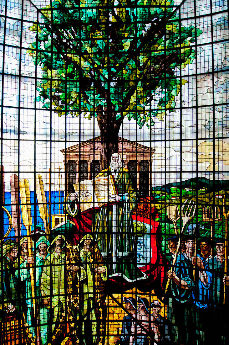 Glasarbeiten im Inneren des Casa De Juntas, Haus des Historischen Archivs des Baskenlandes, Gernika-Lumo, Baskenland, Spanien