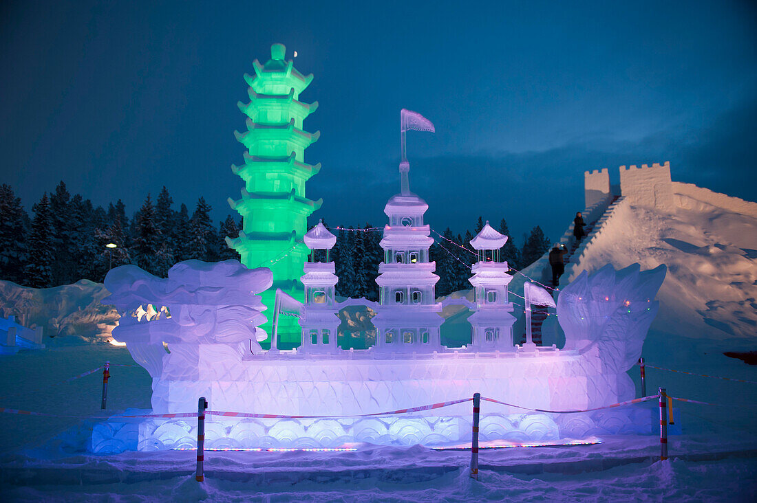 Statue in der Icium-Wunderwelt des Eisskulpturenparks, eine jährliche Veranstaltung mit chinesischen Eis- und Schneeskulpturen, Levi, Lappland, Finnland