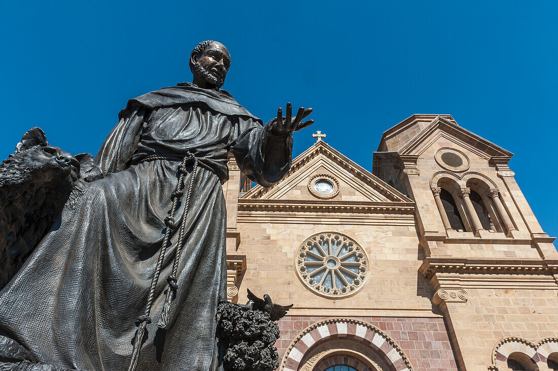 Eine Statue des Heiligen Franz von Assisi schmückt den Vordereingang der St. Francis Cathedral in Santa Fe, New Mexico, USA